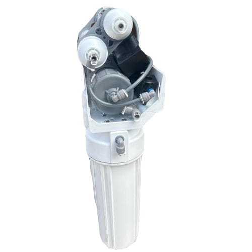 Sistema de filtro de agua Platinum Wasser Ultra 6P instalado bajo el lavadero